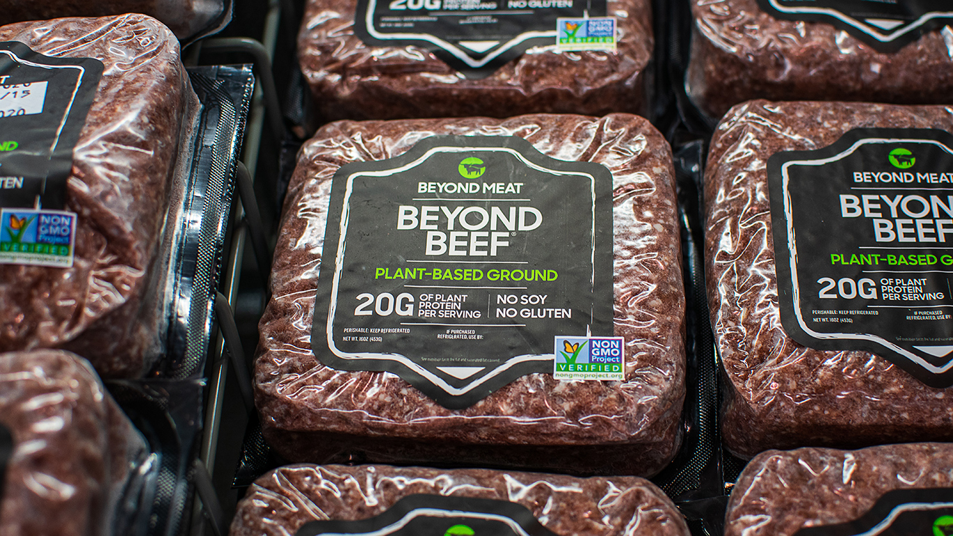 Des entreprises comme Beyond Meat ont fait la une des journaux lorsqu'elles ont lancé des produits, mais l'enthousiasme initial s'est estompé et a donné lieu à une baisse du cours des actions. Photo : Shutterstock