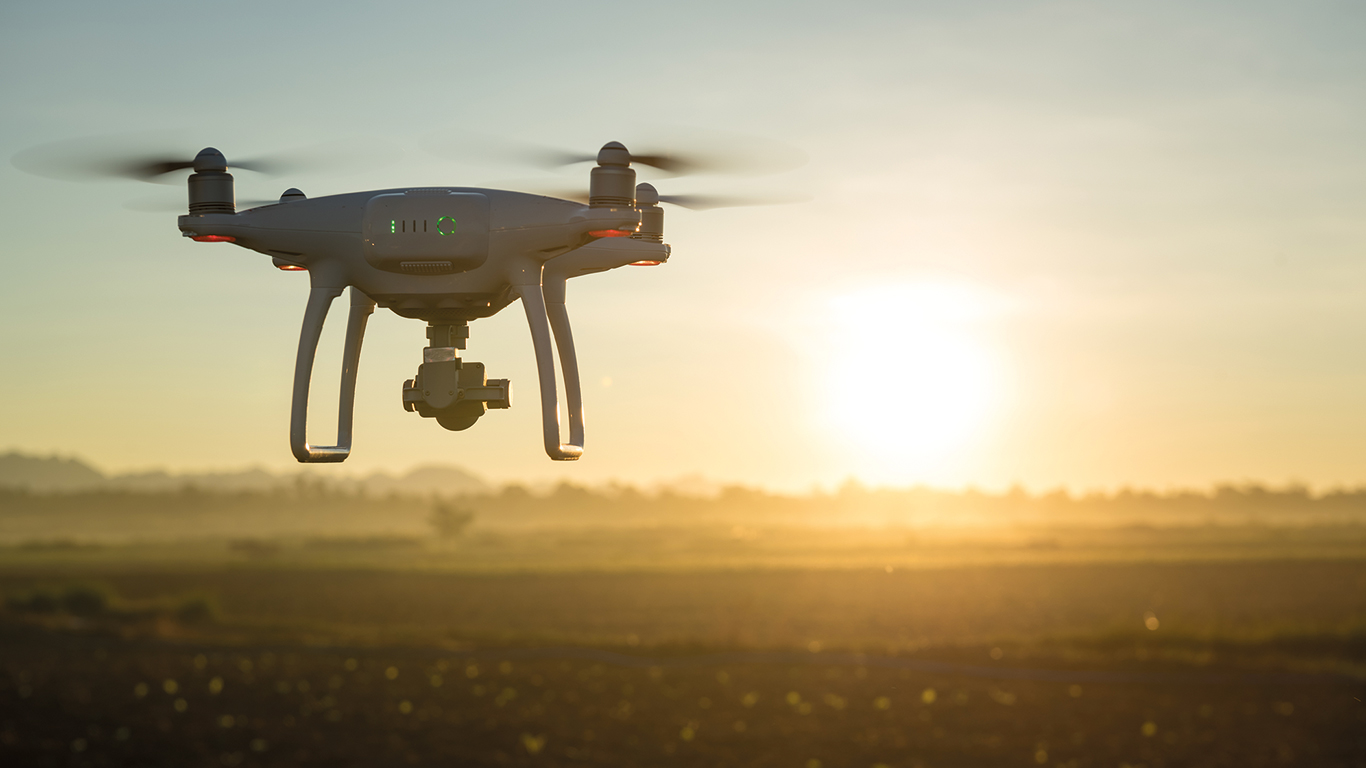 Apercevoir un drone dans les champs n’a plus rien d’exceptionnel. Photo : Shutterstock