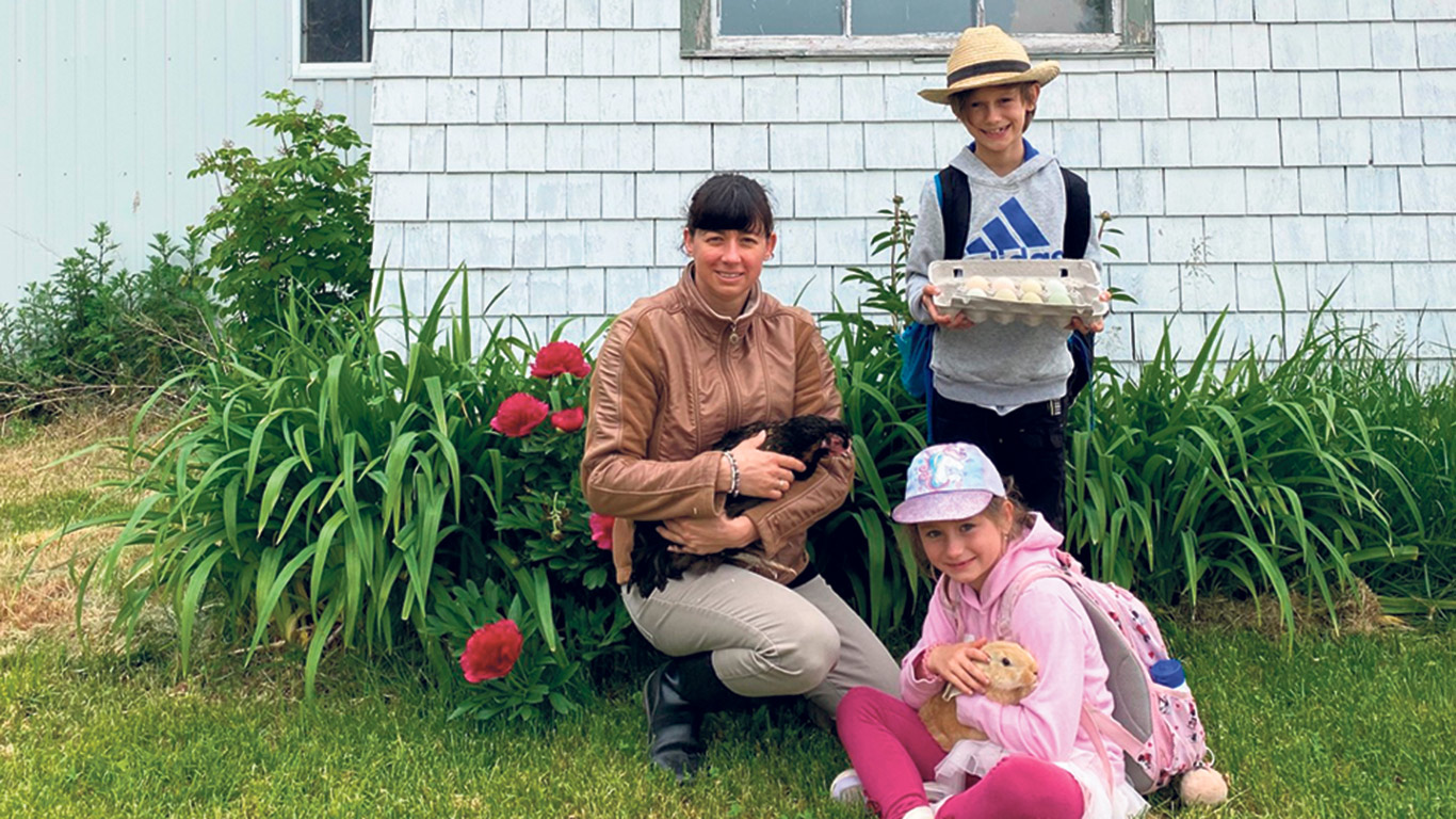 Catherine Dionne, professeure à l’ITAQ, est accompagnée sur la photo de ses enfants Eliot et Florence Lemieux. Elle donne quelques conseils pour bien partir un élevage de poules pondeuses et de lapins. Photo : Gracieuseté de Catherine Dionne