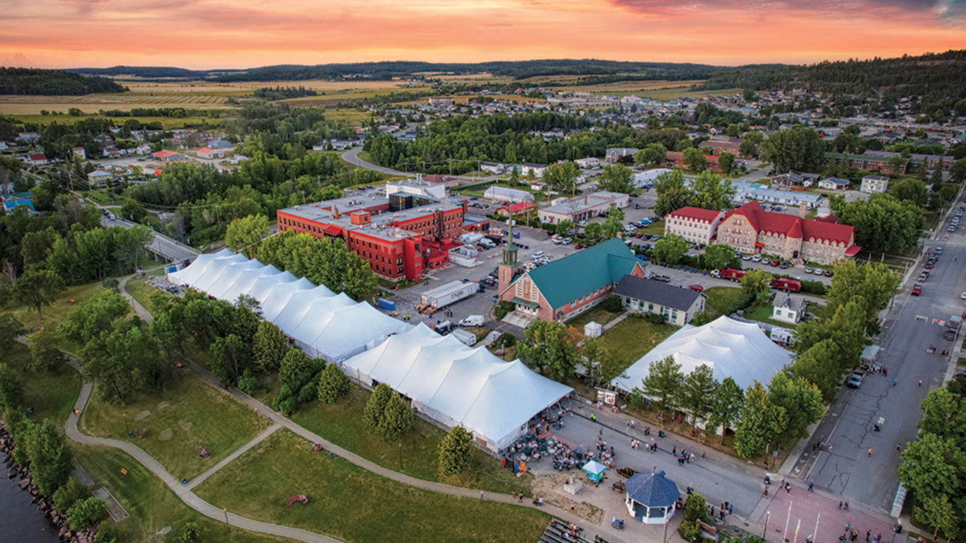 Dans la formule actuelle de la Foire gourmande de l’Abitibi-Témiscamingue et du Nord-Est ontarien, des producteurs et artisans s’installent sous un énorme chapiteau pour proposer des bouchées gourmandes aux festivaliers. Photo : Gracieuseté de la Foire gourmande