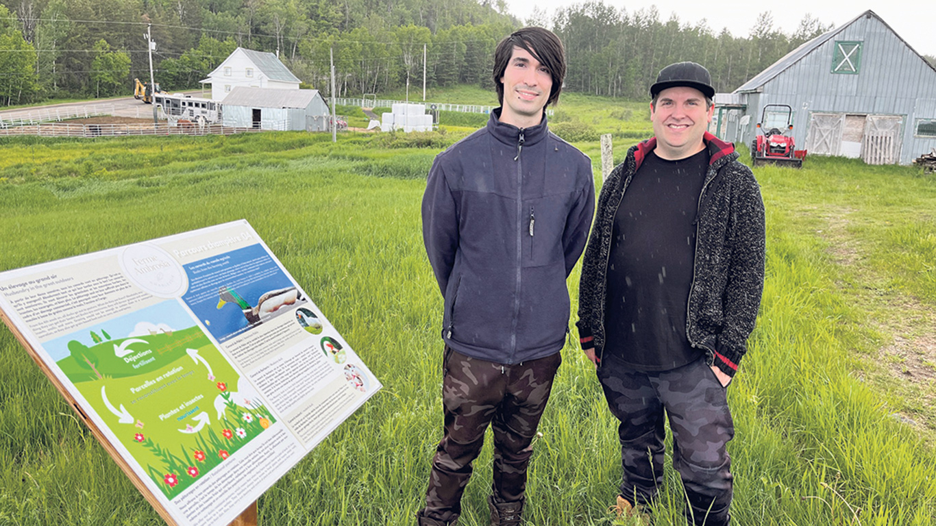 Aleck Vitam et Alexis Tanguay, copropriétaires de la Ferme Ambrosia, ont créé un parcours d’interprétation sur l’élevage du canard de Barbarie. Photos : Geneviève Quessy