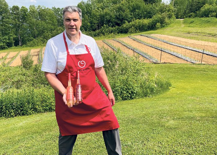 Avec ses produits Omerto, Pascal Miche rend hommage à son arrière-grand-père Omer, qui a eu l’idée de faire du vin de tomate avec sa trop grande récolte en 1938. Photo : Geneviève Quessy