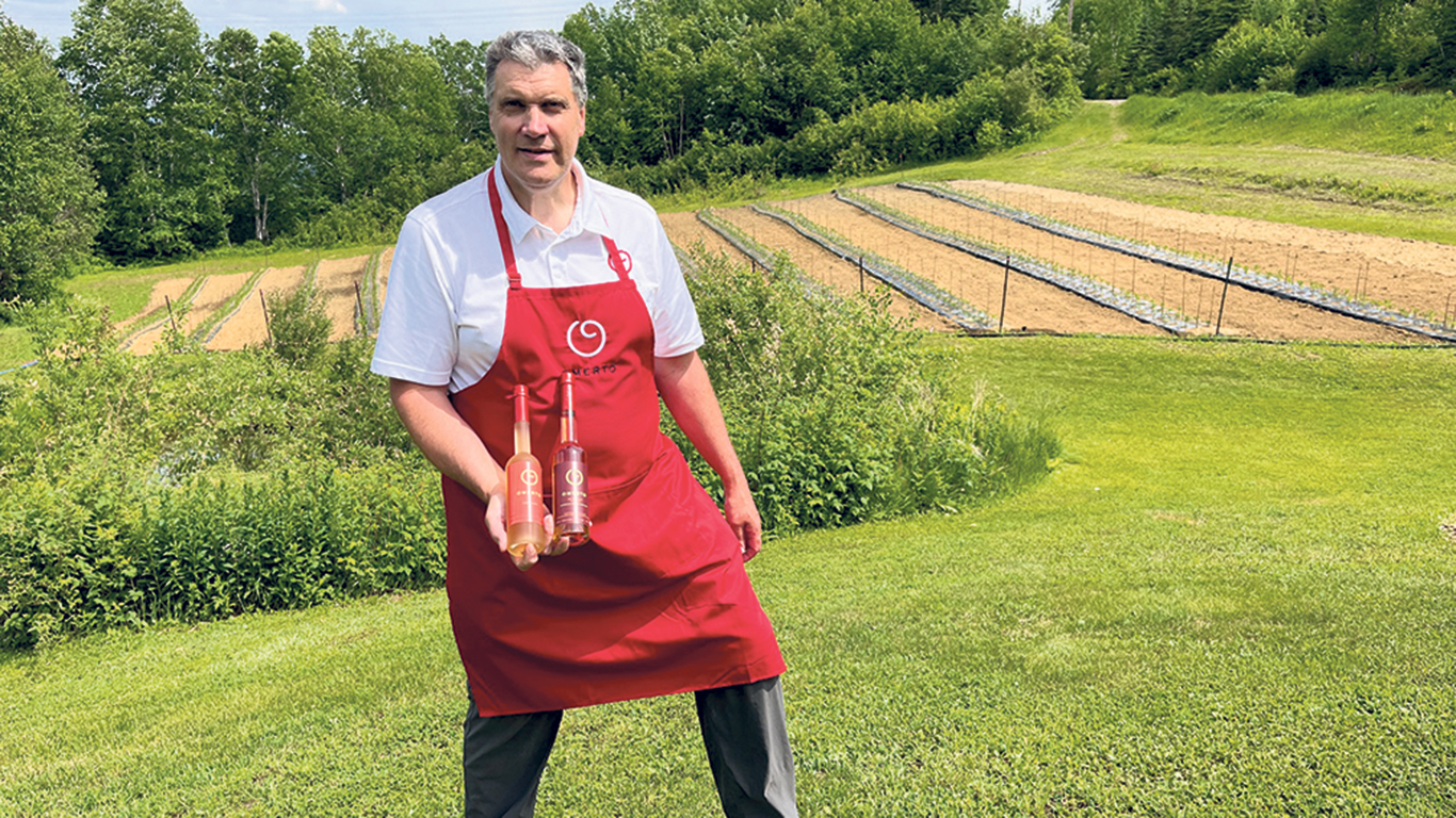 Avec ses produits Omerto, Pascal Miche rend hommage à son arrière-grand-père Omer, qui a eu l’idée de faire du vin de tomate avec sa trop grande récolte en 1938. Photo : Geneviève Quessy
