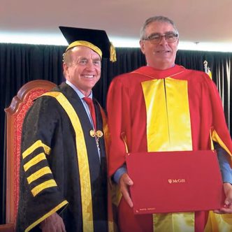 Marcel Groleau a reçu un doctorat honorifique, la plus haute distinction décernée par l’Université McGill, des mains du chancelier de l’établissement, John McCall MacBain. Photo : McGill