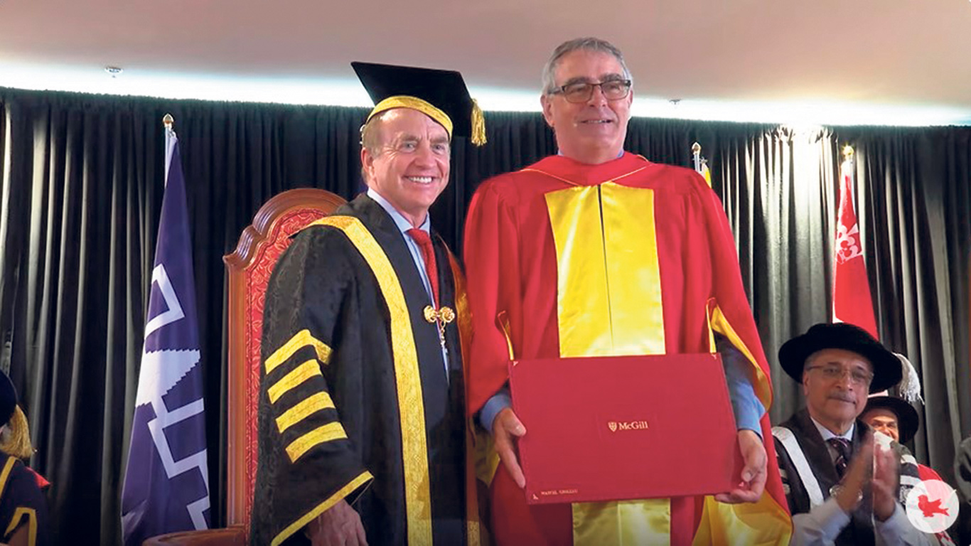 Marcel Groleau a reçu un doctorat honorifique, la plus haute distinction décernée par l’Université McGill, des mains du chancelier de l’établissement, John McCall MacBain. Photo : McGill