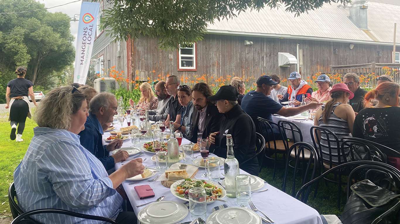 Un repas gastronomique à la table champêtre de L’Éden rouge, à Saint-Bruno-de-Guigues, au Témiscamingue. Photo : Émilie Parent-Bouchard