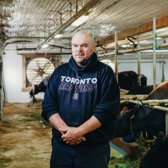 Steve Tremblay a commencé l’élevage de la vache Canadienne dans Charlevoix, il y a une quinzaine d’année. « Ce n’est pas de gaieté de cœur [que j’ai vendu mon troupeau], dit-il. Mais on est contents d’avoir pu trouver quelqu’un pour reprendre la production. » Photo : Francis Pelletier