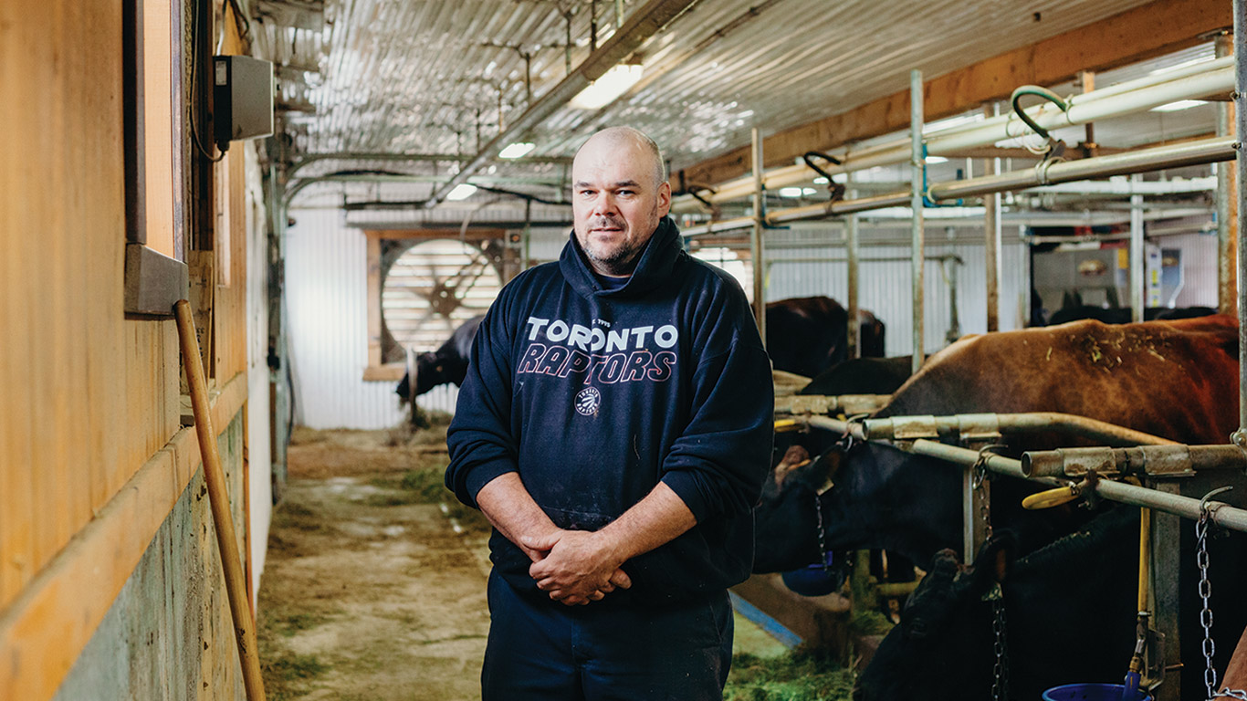 Steve Tremblay a commencé l’élevage de la vache Canadienne dans Charlevoix, il y a une quinzaine d’année. « Ce n’est pas de gaieté de cœur [que j’ai vendu mon troupeau], dit-il. Mais on est contents d’avoir pu trouver quelqu’un pour reprendre la production. » Photo : Francis Pelletier
