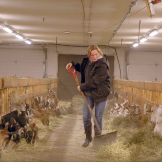 Victoria Pfeiffer aime travailler à la ferme familiale de chèvres laitières. Elle a développé sa passion pour l’agriculture dès son plus jeune âge. Photos : Gracieuseté de Productions KOTV