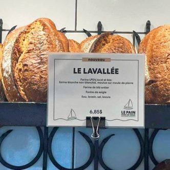 Le 18 juin, la boulangerie Le pain dans les voiles, de Mont-Saint-Hilaire, en Montérégie, appartenant à la famille de l’athlète Laurent Duvernay-Tardif, a lancé le pain Le Lavallée, dont la farine a été fabriquée à partir du blé biologique produit par la famille Lavallée, des agriculteurs de Saint-Marc-sur-Richelieu, un village voisin. La copropriétaire Pascale Lavallée a exprimé sur les médias sociaux sa fierté de voir son blé transformé en pain. Photo : Gracieuseté du Pain dans les voiles