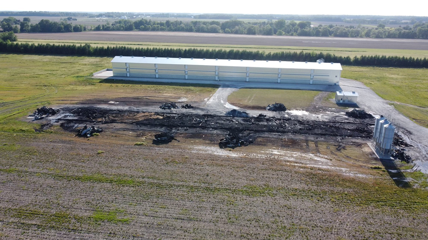 Le bâtiment a été réduit en cendres en moins de trois heures. Photos : Gracieuseté