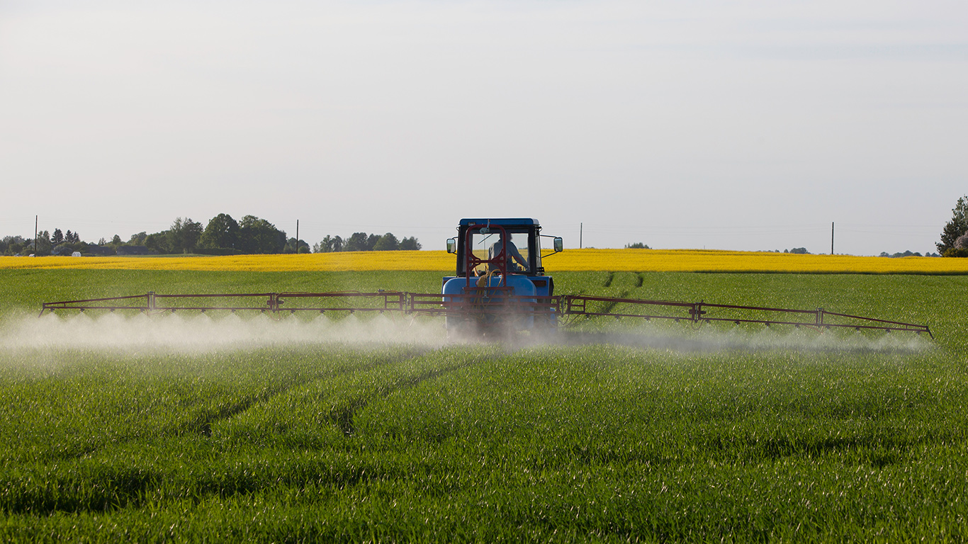 Le glyphosate est l’herbicide le plus vendu dans le monde. Entre 1994 et 2014, les quantités utilisées annuellement sont passées de 16 millions de kilogrammes à 79 millions de kilogrammes. Photo : Shutterstock