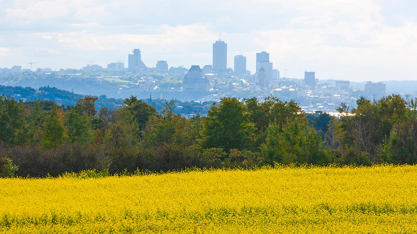 La décision du gouvernement Legault de relancer le projet du troisième lien entraîne une hausse des visites d’agents immobiliers sur la Rive-Sud de Québec. Crédit : Shutterstock