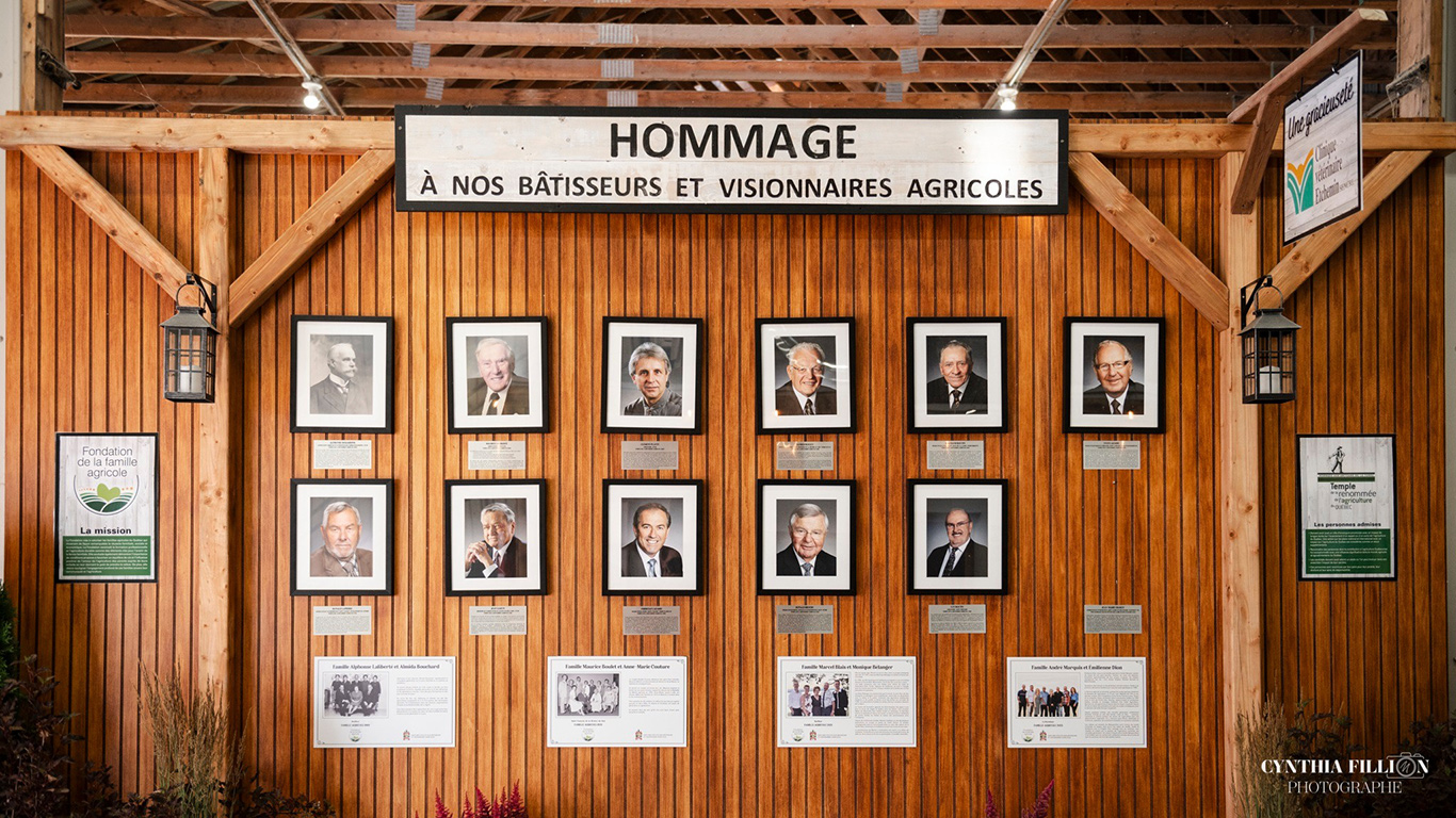 Le mur honore une douzaine de bâtisseurs et quatre familles de la région. Photo : Cynthia Fillion, photographe