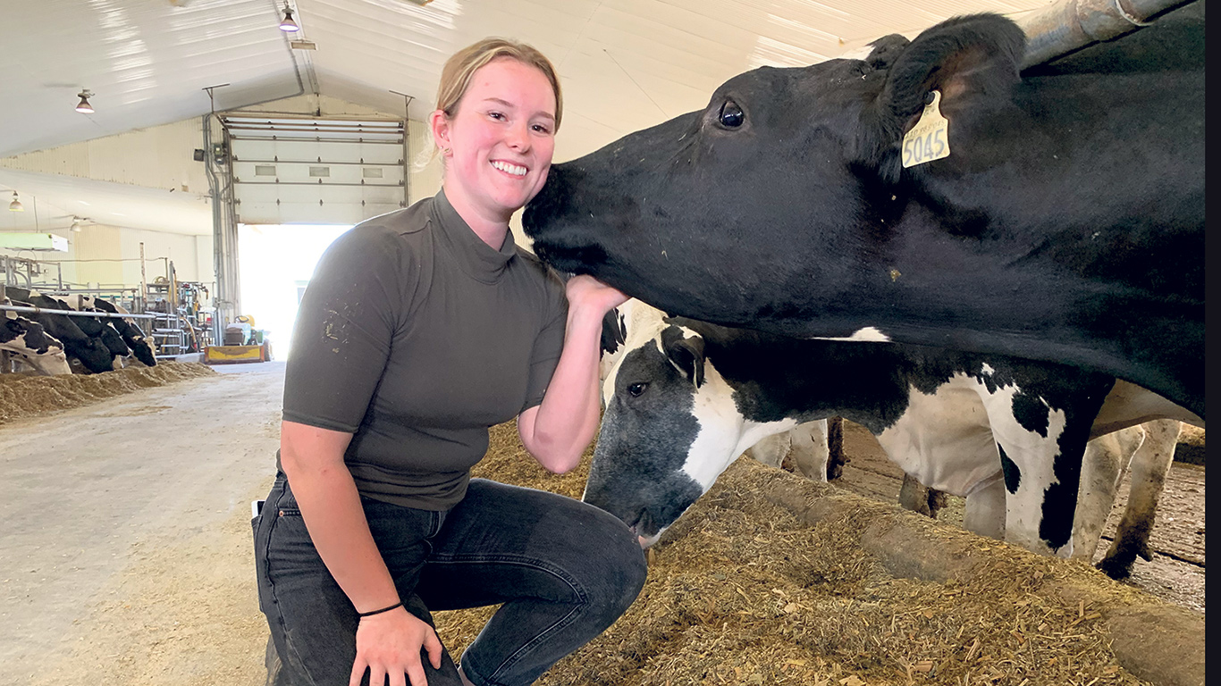 Viviane Mathieu explique que les types de fromages fins qu’elle prévoit vendre ont été choisis en fonction de la ration donnée aux vaches de sa ferme. Photo : Caroline Morneau/TCN