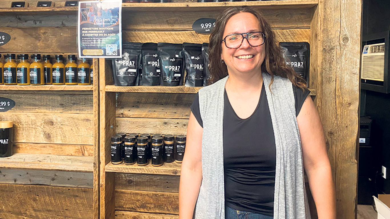 Christel Groux, copropriétaire de la Boucherie des Praz, dit avoir reçu une pluie d’encouragements depuis l’annonce de la fermeture de la boutique de Rouyn-Noranda à compter du 26 août. Photo : Émilie Parent-Bouchard