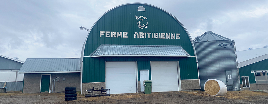 La Ferme Abitibienne a d’abord été une ferme laitière. Chaque génération a apporté sa pierre à l’édifice, ajoutant de nouveaux prolongements au bâtiment initial construit par le grand-père de Bruno Lemieux. Photo : Émilie Parent-Bouchard