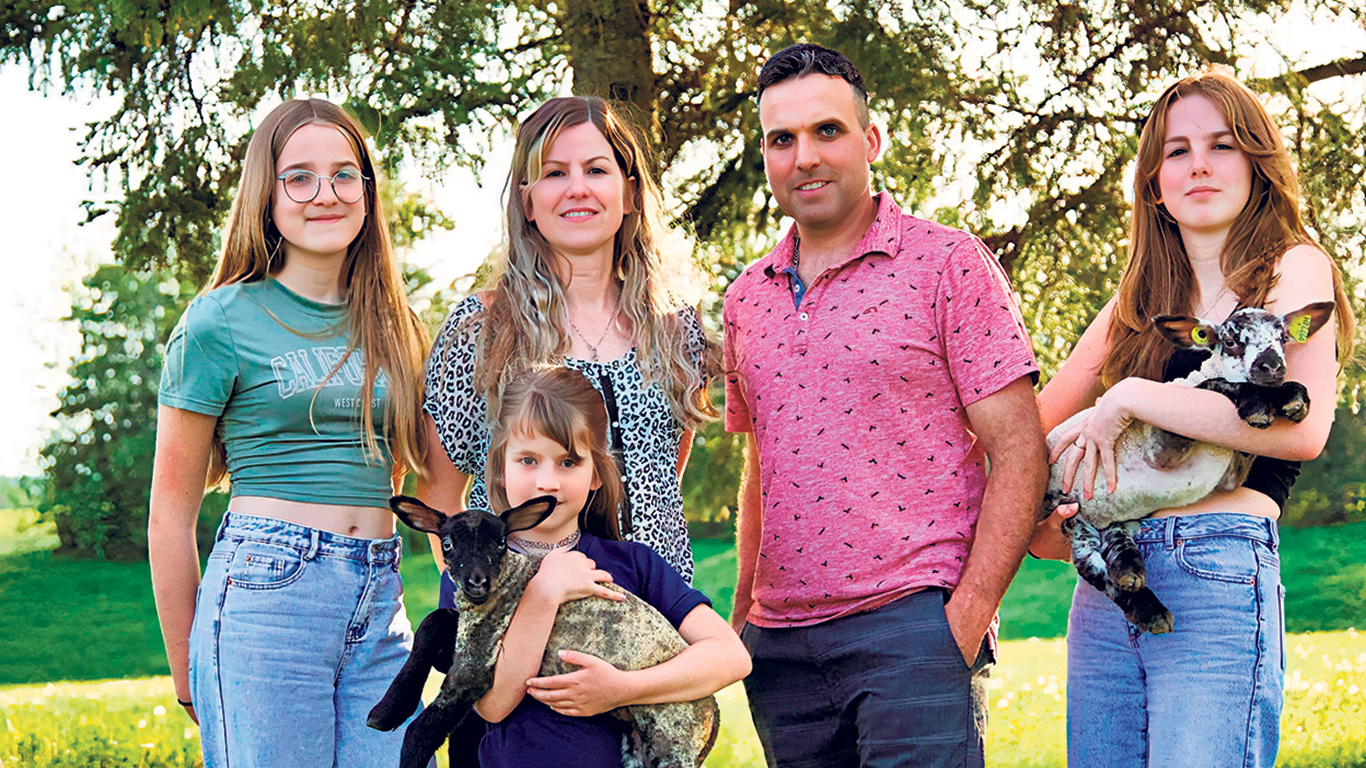 Émilie Mainville et Bruno Lemieux incarnent la troisième génération de Lemieux à la tête de la Ferme Abitibienne à Palmarolle. Ils posent ici en compagnie de leurs filles, Jasmine, Marilou et Lili. Photo : François Paquette