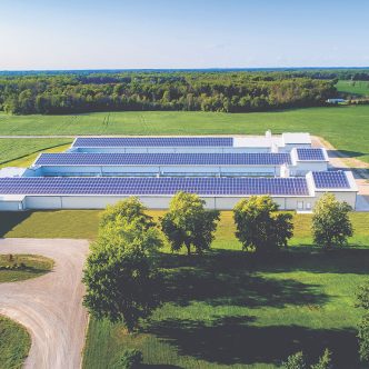 Les Fermes Burnbrae exploitent depuis 2019 des installations alimentées à l’énergie solaire en Ontario. Photo : Gracieuseté des Fermes Burnbrae