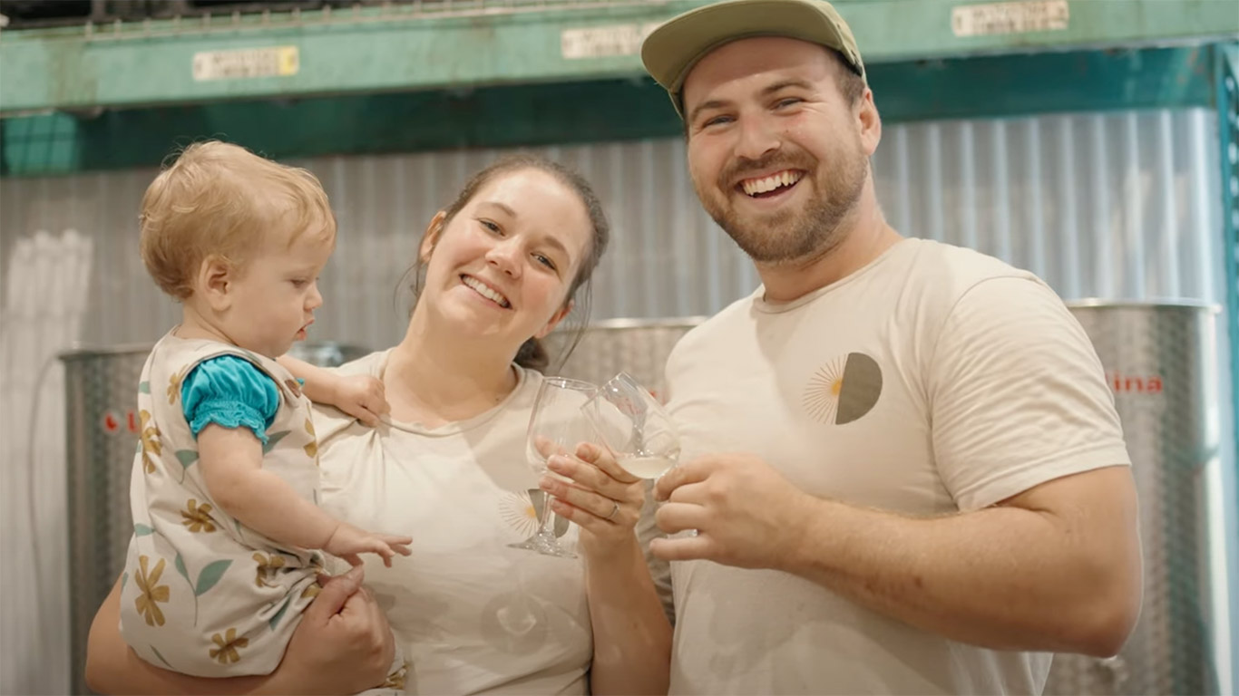 Marc-Antoine Arsenault-Chiasson et Audrey-Anne Lussier n’ont pas grandi dans une ferme et ne viennent pas du milieu agricole, mais ça ne leur a pas fait peur. Ensemble, ils ont développé la Ferme Cidricole Équinoxe en s’inspirant des fermes cidricoles de la Normandie, en Europe. Photos : FRAQ