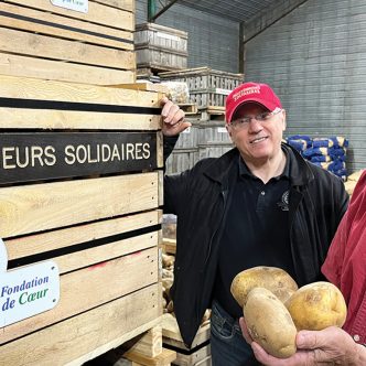 René Delorme et Ronald Lussier, de l’organisme Moissonneurs Solidaires, utilisent leurs installations pour offrir d’importants volumes de légumes déclassés au réseau des Banques alimentaires du Québec. Photos : Martin Ménard/TCN