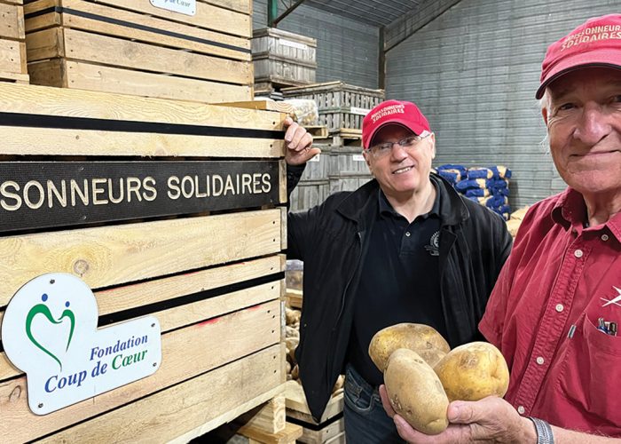 René Delorme et Ronald Lussier, de l’organisme Moissonneurs Solidaires, utilisent leurs installations pour offrir d’importants volumes de légumes déclassés au réseau des Banques alimentaires du Québec. Photos : Martin Ménard/TCN