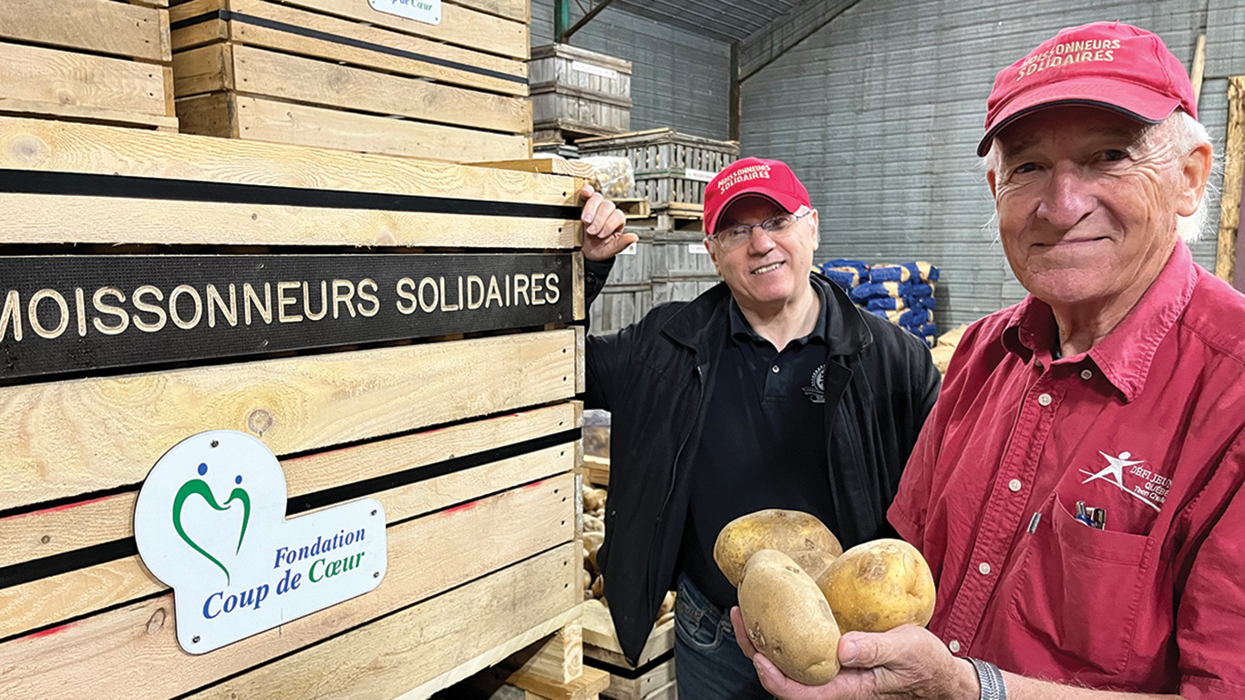 René Delorme et Ronald Lussier, de l’organisme Moissonneurs Solidaires, utilisent leurs installations pour offrir d’importants volumes de légumes déclassés au réseau des Banques alimentaires du Québec. Photos : Martin Ménard/TCN