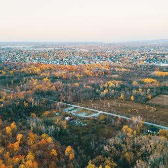 Laval veut stimuler la remise en culture de terres en friche sur son territoire par l’imposition d’une redevance aux propriétaires qui ne sont pas agriculteurs. Photo : Jonathan Gaudreau