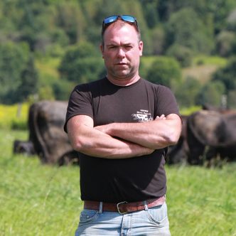 L’éleveur Martin Drainville doit conjuguer avec moins de liquidités dans une période cruciale de sa production de vache-veau. Photos : Myriam Laplante El Haïli/TCN