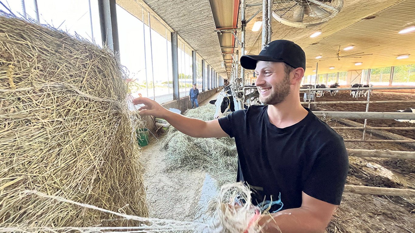 Samuel Grégoire aime son métier d’agriculteur. Il souligne toutefois l’importance d’arriver à se dégager une semaine de vacances complète par été. Photos : Martin Ménard/TCN