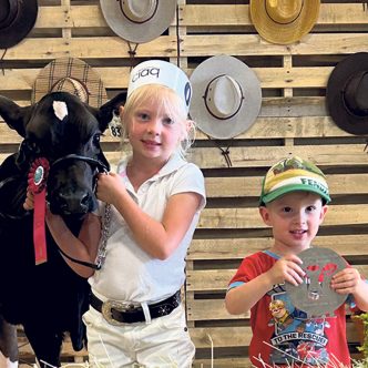 Charlotte Tétrault a remporté sa classe dans le groupe des 4 à 7 ans des Jeunes ruraux Saint- Hyacinthe – Bagot – Rouville, et son frère Louis est on ne peut plus fier de la médaille de sa soeur. Maman Christine Breton, de la Ferme Roclairson, l’était aussi.