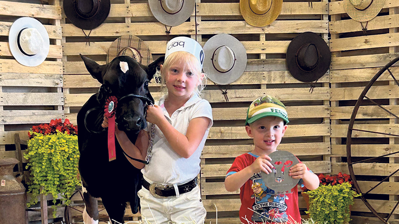 Charlotte Tétrault a remporté sa classe dans le groupe des 4 à 7 ans des Jeunes ruraux Saint- Hyacinthe – Bagot – Rouville, et son frère Louis est on ne peut plus fier de la médaille de sa soeur. Maman Christine Breton, de la Ferme Roclairson, l’était aussi.