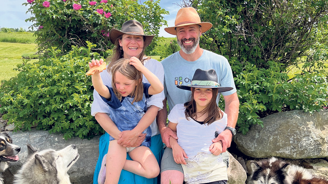 Stacey Lecuyer et Philippe Choinière, copropriétaires de la ferme Oneka, et leurs deux filles, Camille et Raphaëlle. Photos : Geneviève Quessy