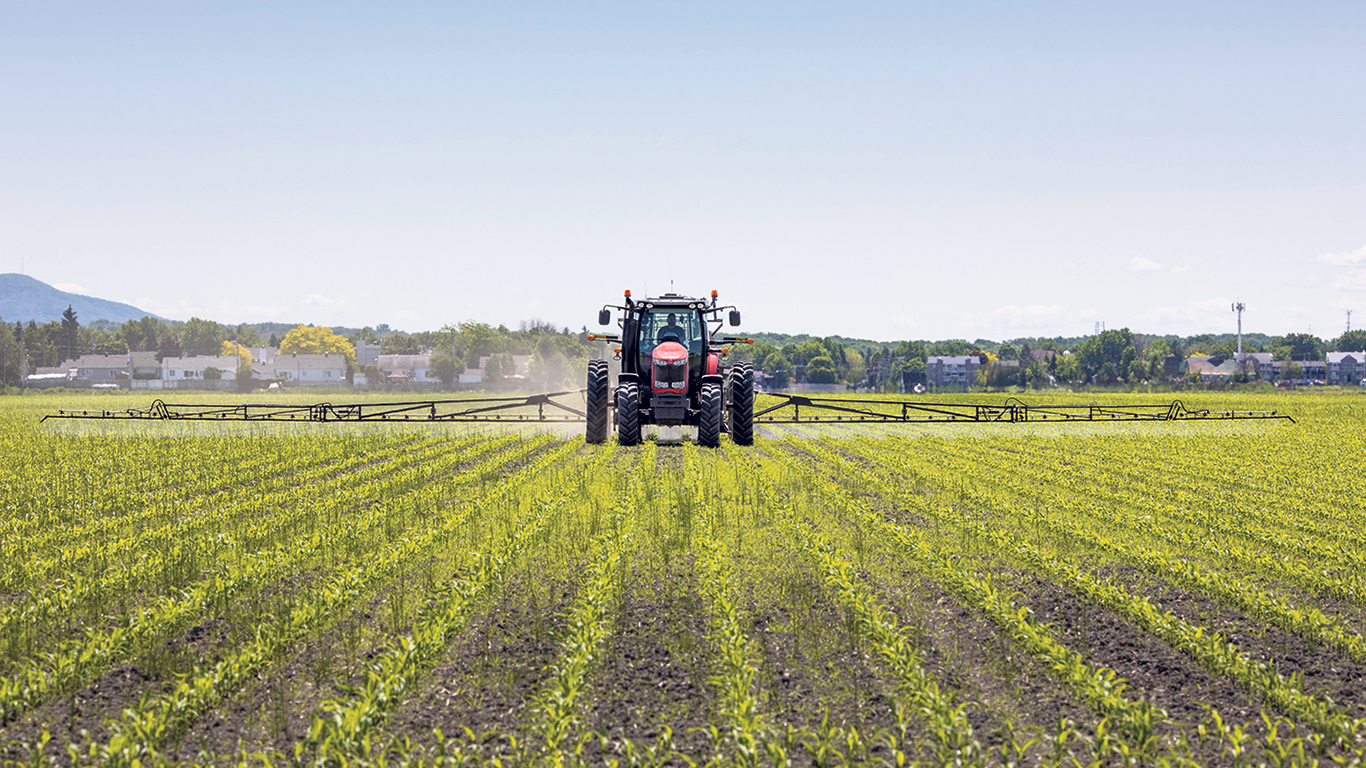 En général, la femme enceinte ou qui allaite doit s’abstenir de manipuler des pesticides ou de s’y exposer, recommande la Commission des normes, de l’équité et de la santé du travail. Photo : Archives/TCN