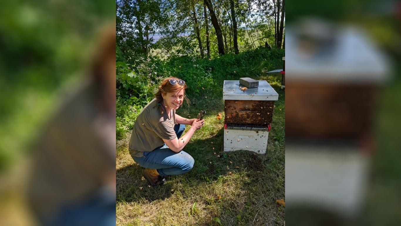 Andrée Rousseau, chercheuse scientifique de l’équipe apicole au CRSAD. Photo : Gracieuseté du CRSAD