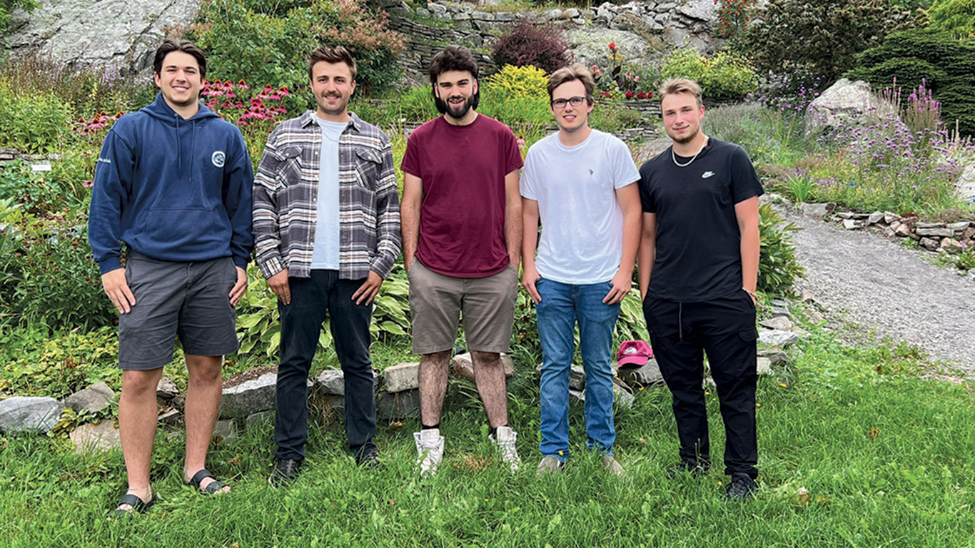 Danick Laflamme, Cédrick Lebel, Hans Scherer, Christophe Lebel et Élie Lavoie se sont lancés dans l’élevage de sangliers. Photos : Gracieuseté de Délices sauvages