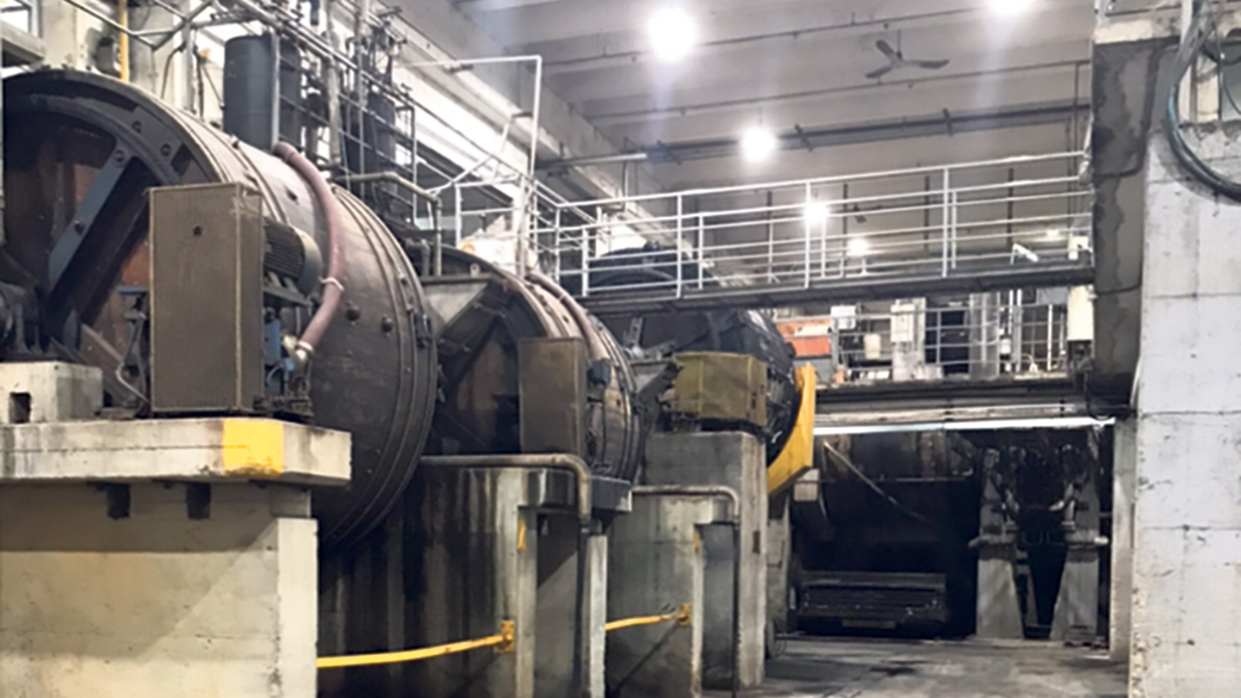 Le cuir est transformé dans de grands tambours rotatifs de tannage. Photos : Gracieuseté de la Tannerie des Ruisseaux