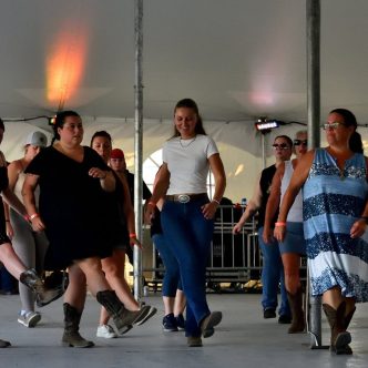 Les jeunes de la région venus en grand nombre au chapiteau country pour la danse en ligne. Photo : Gracieuseté de l’Expo agricole de Saint-Hyacinthe