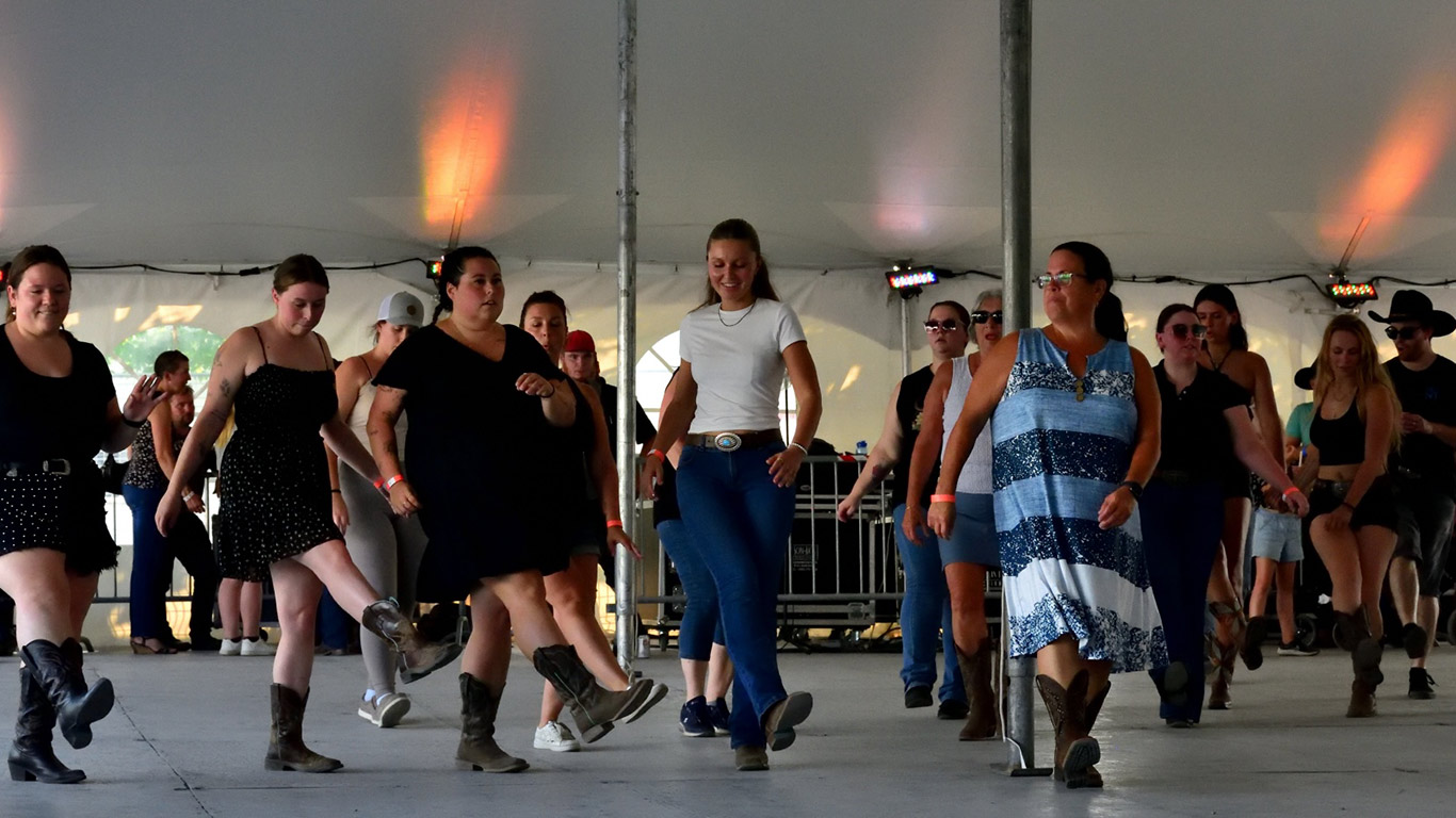 Les jeunes de la région venus en grand nombre au chapiteau country pour la danse en ligne. Photo : Gracieuseté de l’Expo agricole de Saint-Hyacinthe