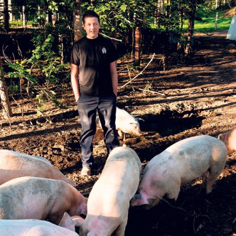 Arthur va voir ses porcs quotidiennement pour s’assurer qu’ils ont assez de grains et d’eau. Photos : Gracieuseté de Marie-Eve Doyon