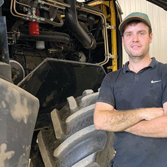 Au fil du temps, Marc-Antoine Bédard est devenu l’employé sur qui les propriétaires de la Ferme Caribou peuvent compter lorsqu’ils s’absentent. Photo : Caroline Morneau/TCN