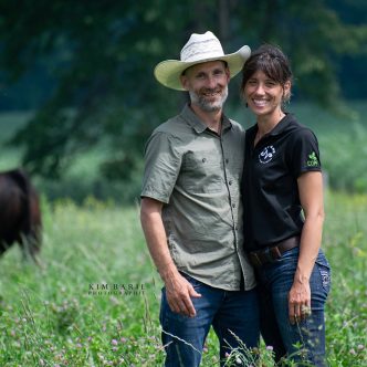 Depuis deux ans, Émilie Soto et Mathieu Classens passent de la théorie à la pratique avec le projet de la ferme La Balzane_Sol vivant à l’œuvre. Photo : Kim Baril