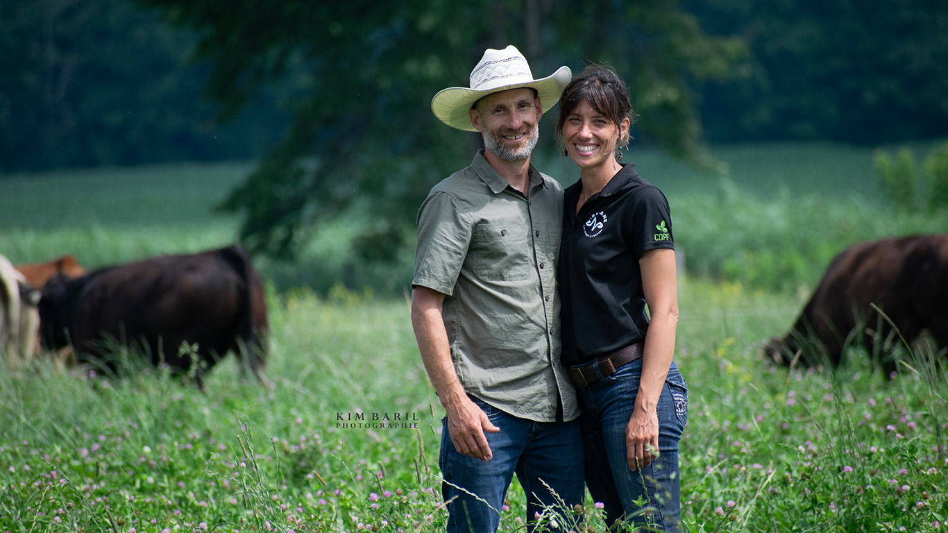 Depuis deux ans, Émilie Soto et Mathieu Classens passent de la théorie à la pratique avec le projet de la ferme La Balzane_Sol vivant à l’œuvre. Photo : Kim Baril