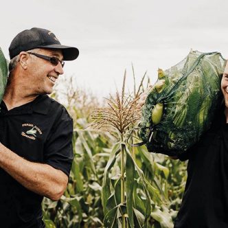 Claude Dubuc et son fils Samuel représentent les 11e et 12e générations de producteurs agricoles dans le secteur de Neuville. Photo : Gracieuseté de la Ferme Dubuc