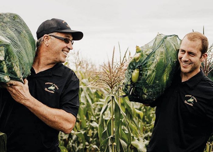 Claude Dubuc et son fils Samuel représentent les 11e et 12e générations de producteurs agricoles dans le secteur de Neuville. Photo : Gracieuseté de la Ferme Dubuc