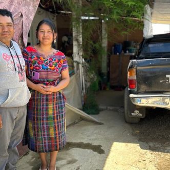 Grâce au travail d’Ismael Cutzal, qu’on voit ici avec son épouse Marta, sa famille dispose maintenant de commodités difficilement accessibles dans ce pays à l’économie fragile : un réfrigérateur, une camionnette et une maison digne de ce nom.