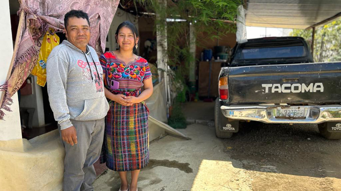 Grâce au travail d’Ismael Cutzal, qu’on voit ici avec son épouse Marta, sa famille dispose maintenant de commodités difficilement accessibles dans ce pays à l’économie fragile : un réfrigérateur, une camionnette et une maison digne de ce nom.