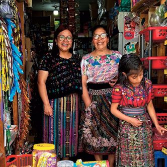 Josefina Mucia (au centre) dans sa « tienda », équivalent guatémaltèque du dépanneur. Sa fille Estefany (à gauche) tient également boutique de l’autre côté de la rue.