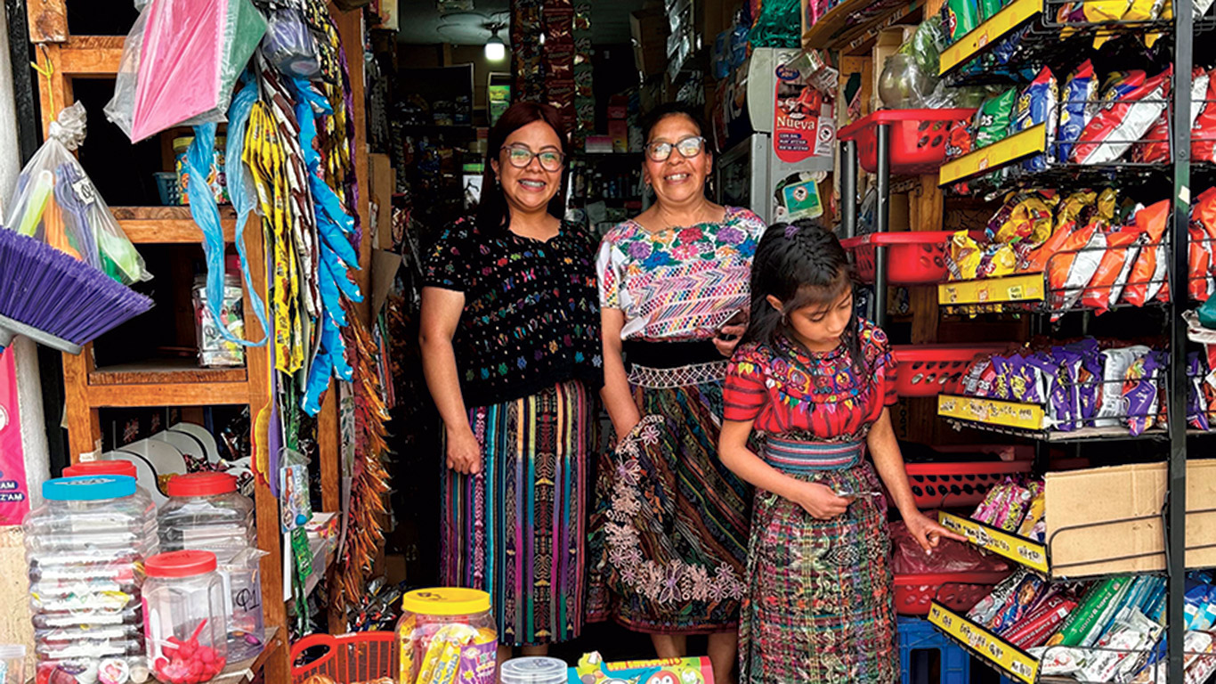 Josefina Mucia (au centre) dans sa « tienda », équivalent guatémaltèque du dépanneur. Sa fille Estefany (à gauche) tient également boutique de l’autre côté de la rue.