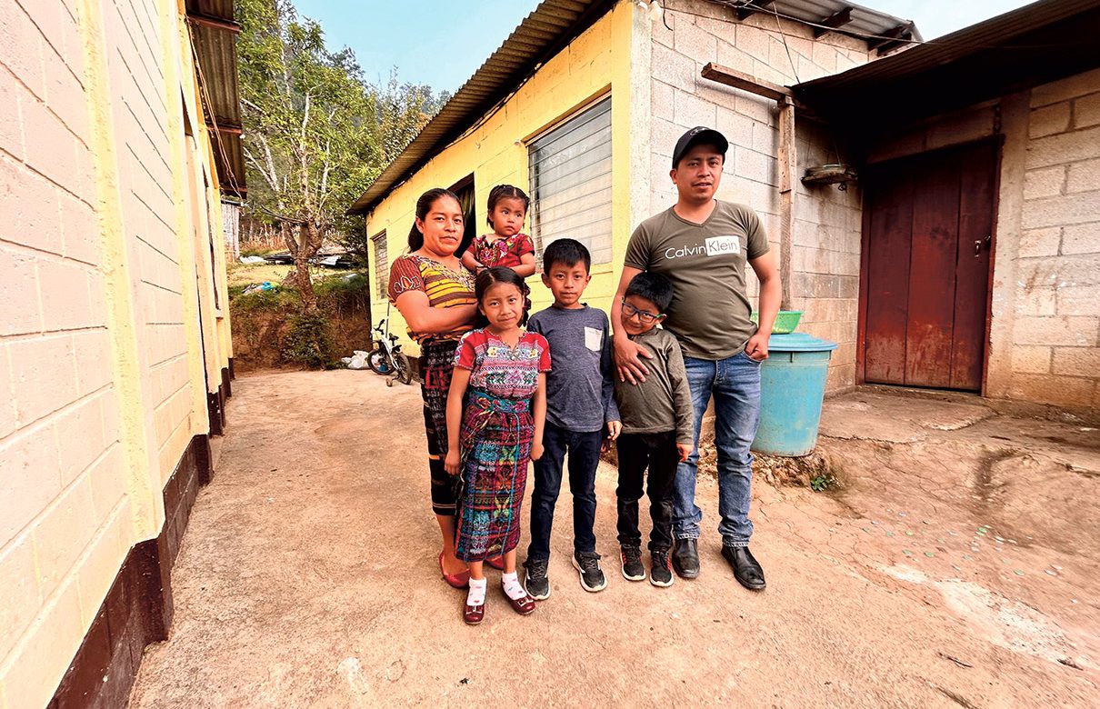 Luis Ajquiy préférerait demeurer auprès des siens toute l’année, mais les revenus associés à son emploi dans une entreprise agricole charlevoisienne améliorent les perspectives d’avenir de ses enfants.